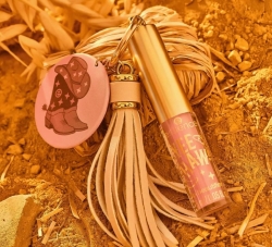 ESSENCE Yee Haw! Lip Beautifier Key Chain 01 Boots, Hat, Go! TŘPYTIVÝ LESK NA RTY