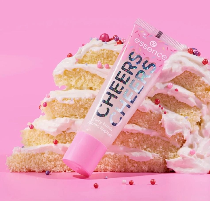 ESSENCE Lesk na rty Say it with Juicy BOMB BIG  Cheers 02 Cake My Day!
